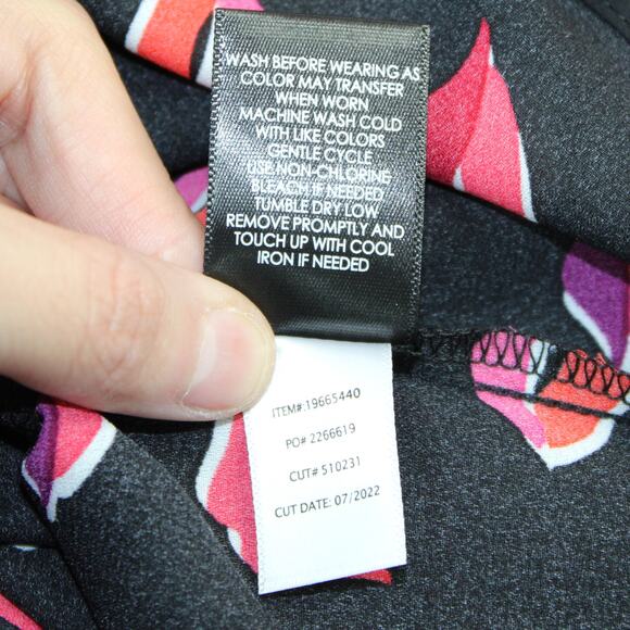 Torrid Plus Size 3X‎ Lizzie Georgette Button Front Blouse Lips Black Pink Red - Picture 9 of 9